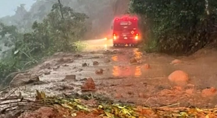 Lluvias intensas provocan afectaciones en 17 municipios de Chiapas; más de 350 mil personas sin luz