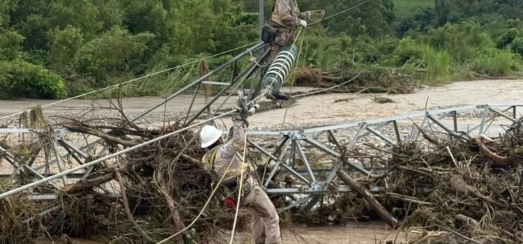 Colapsa torre de transmisión en Chiapas; más de 157 mil hogares sin energía eléctrica