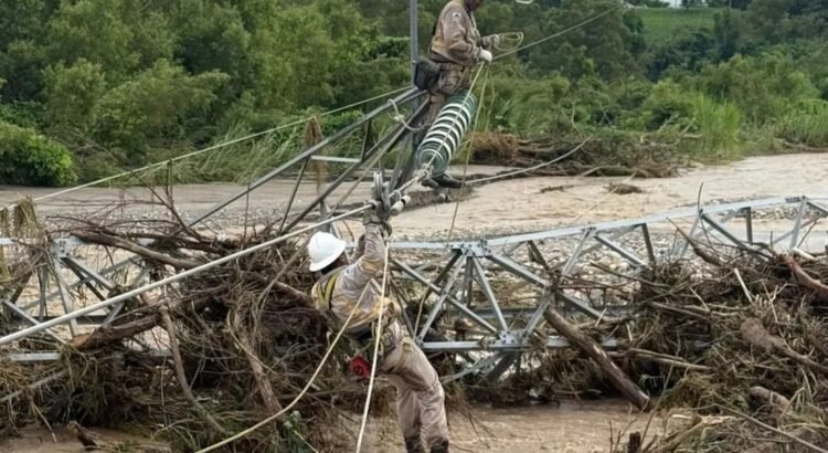 Colapsa torre de transmisión en Chiapas; más de 157 mil hogares sin energía eléctrica