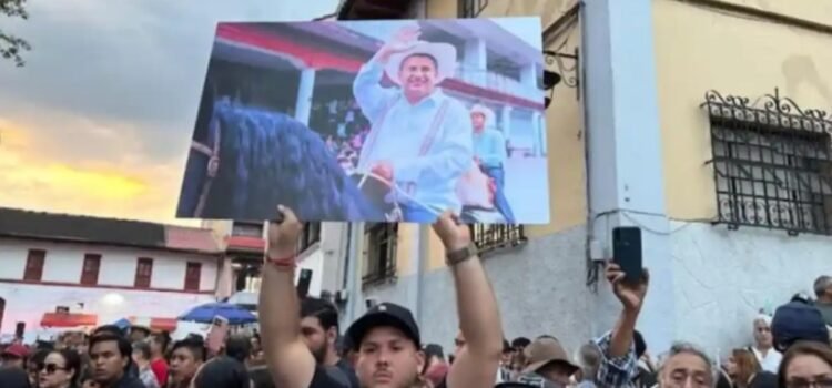 Miles despidieron a Carlos Manzo en Uruapan Miles despidieron a Carlos Manzo en Uruapan