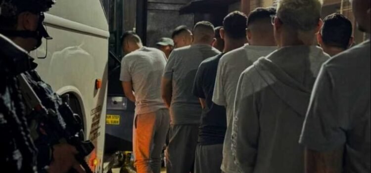 Trasladan a nueve reos peligrosos a penal de Chiapas