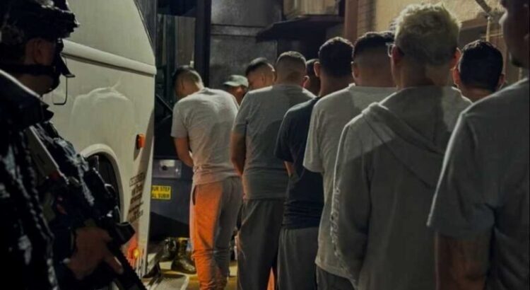 Trasladan a nueve reos peligrosos a penal de Chiapas