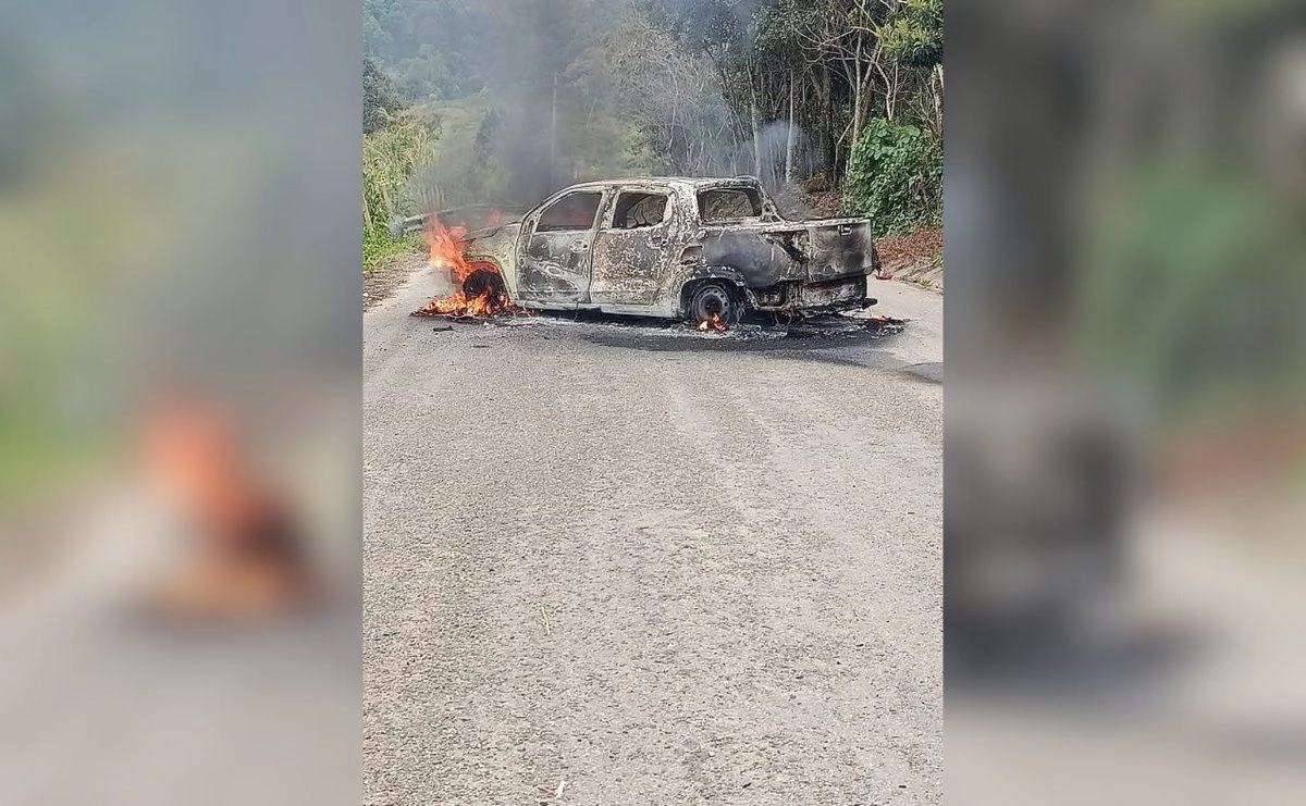 Hombres armados incendian camioneta en Pantelhó, Chiapas