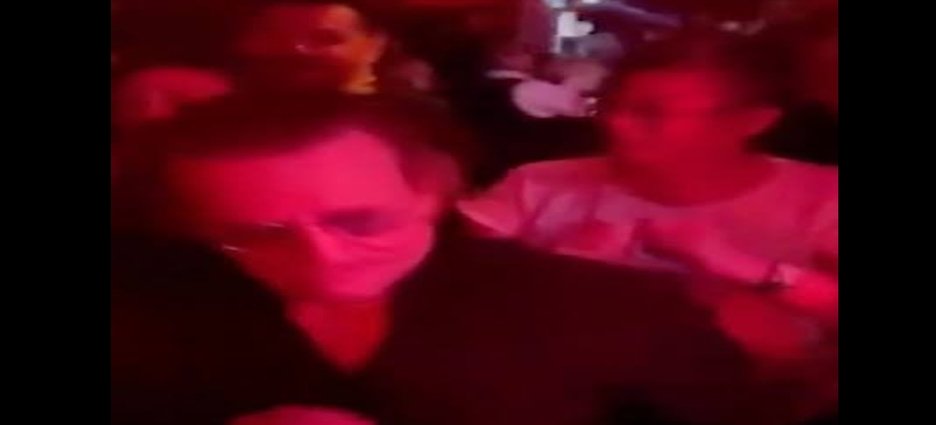 Bono sorprende al bailar salsa en un antro de la Ciudad de México