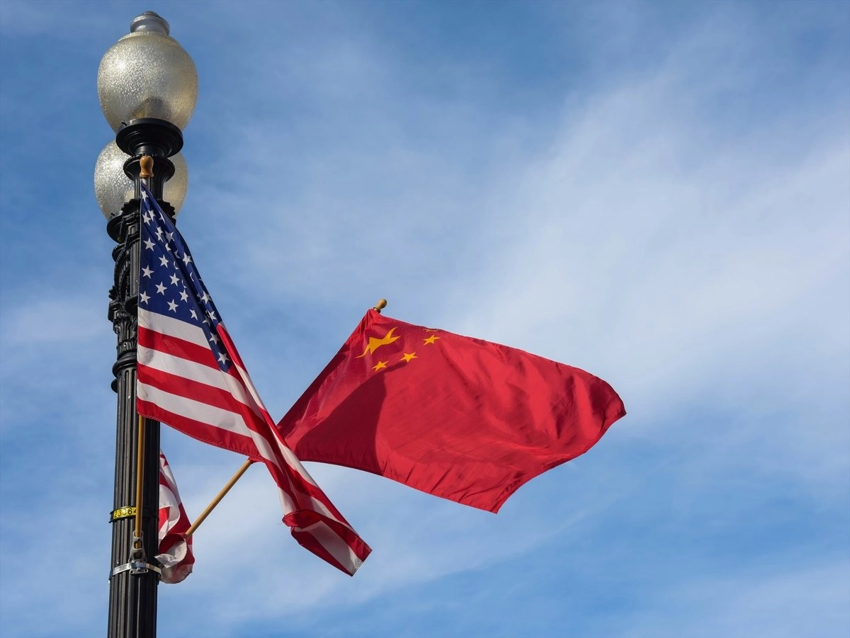 China prohíbe que sus empresas exporten a 10 firmas militares de EU
