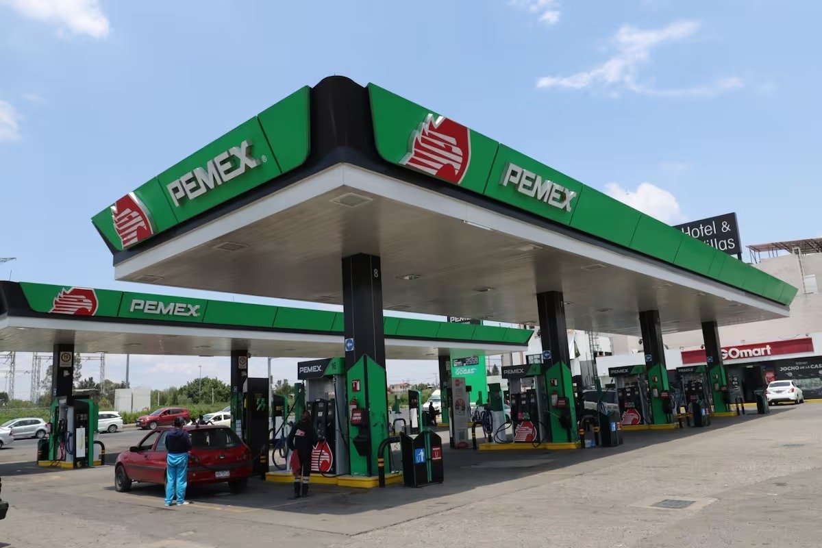 Gobierno y empresarios acuerdan mantener precio de gasolina regular debajo de $24 por litro