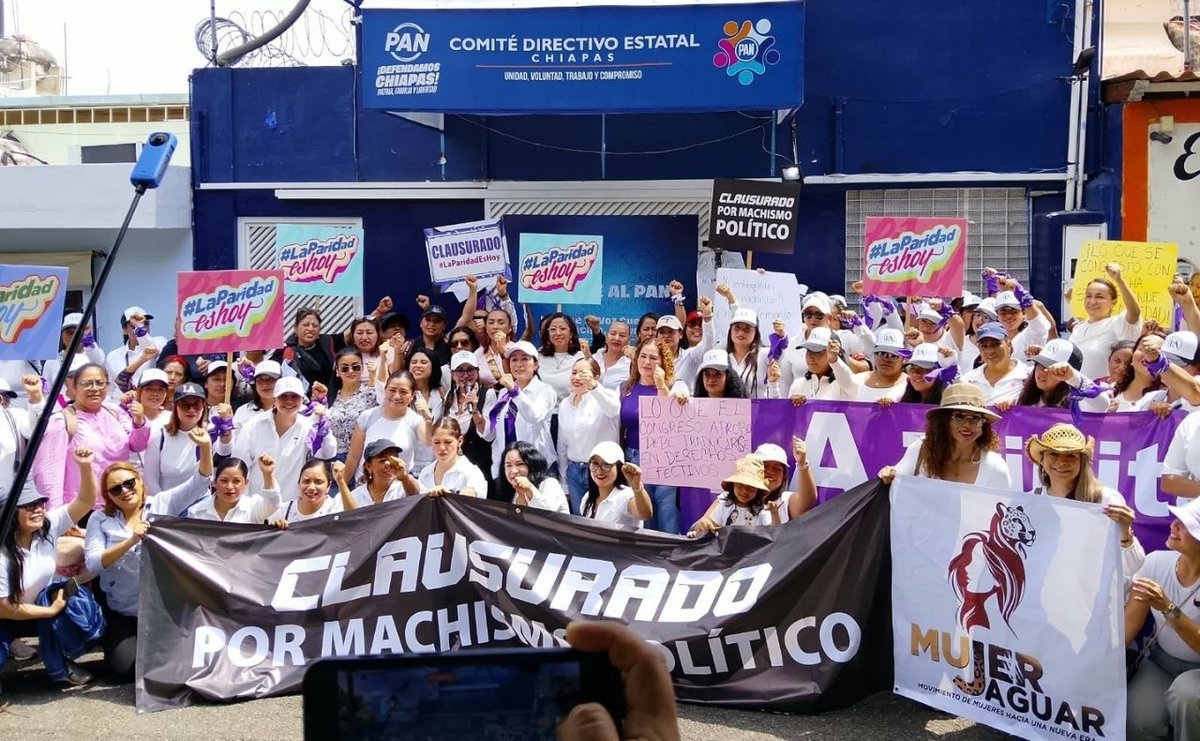 Colectivas feministas clausuran oficinas del PAN en Chiapas por reforma de paridad